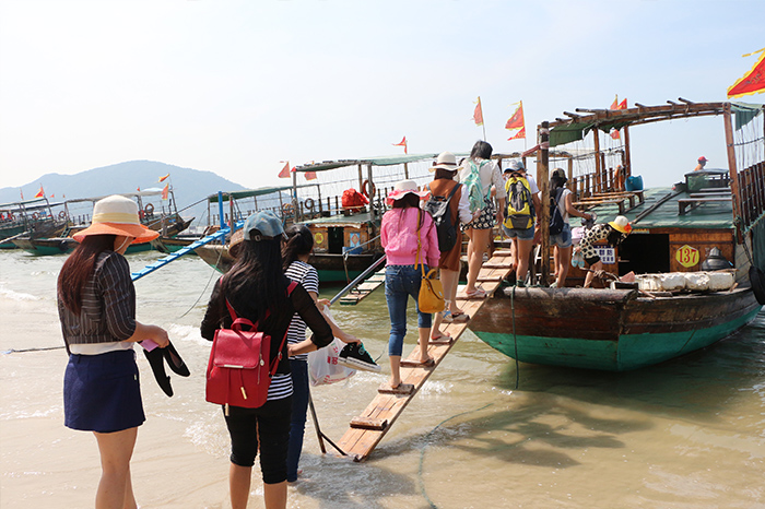 圣元家人登船出海打魚(yú)